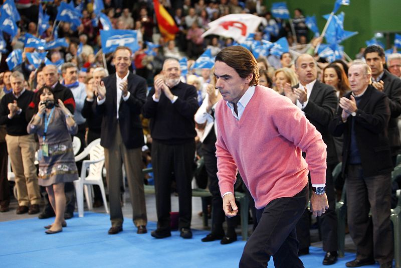 El expresidente del Gobierno, José María Aznar, momentos antes de comenzar su intervención en el mitin que el PP ha celebrado hoy en Ávila.