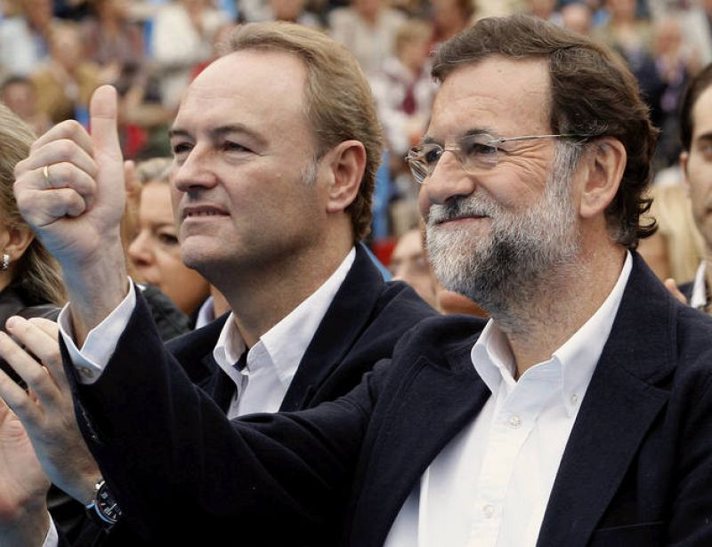 Mariano Rajoy, a la derecha, junto a Alberto Fabra, en el mitin de la plaza de toros de Valencia