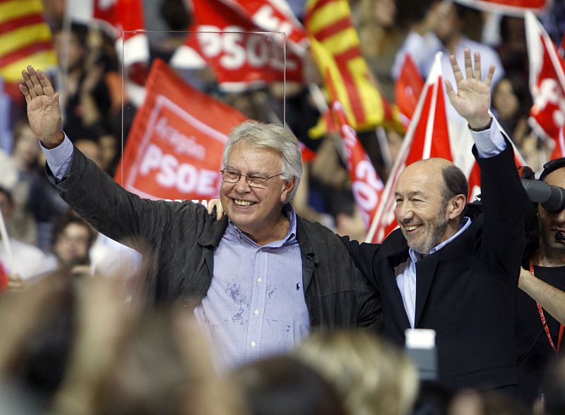 El expresidente del Gobierno Felipe González (i) y el candidato del PSOE para las elecciones generales del 20N, Alfredo Pérez Rubalcaba, en Zaragoza