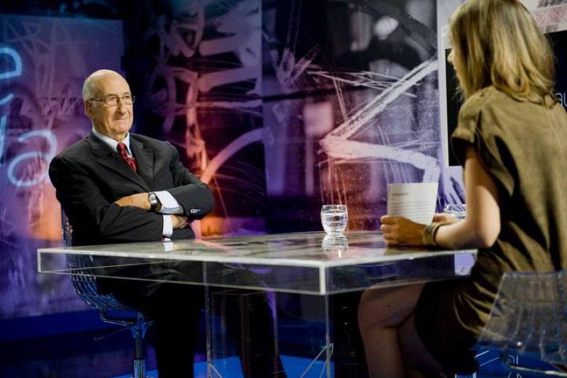  Ricard Fisas, atent a les preguntes de Cristina Puig durant el programa 'Gent de paraula'