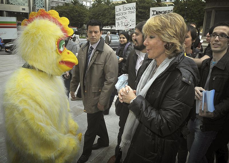 Esperanza Aguirre habla en A Coruña con un 'indignado' disfrazado de pollo
