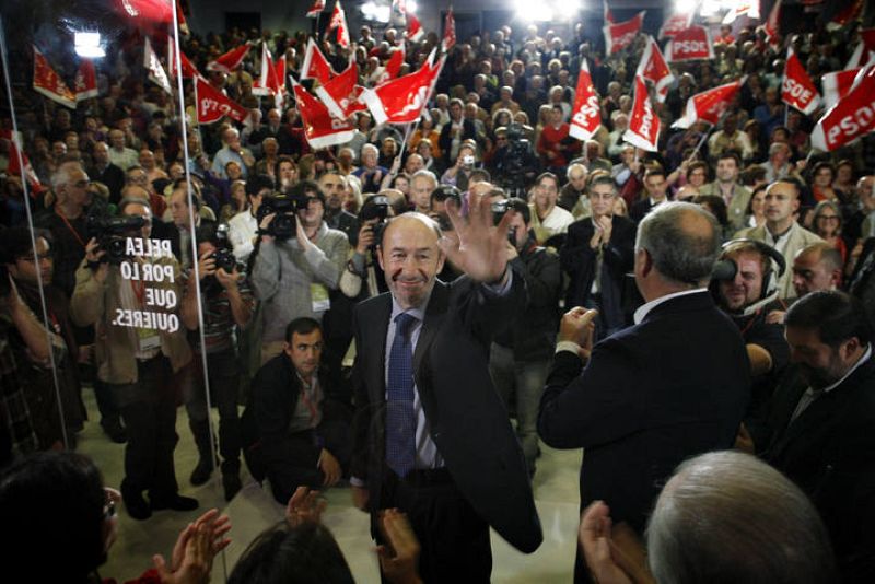 Rubalcaba saluda en su llegada al mitin de A Coruña