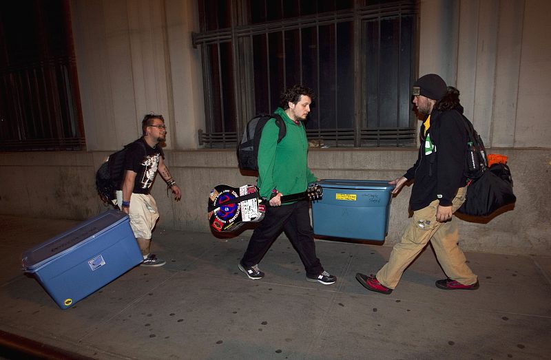 Los 'indignados' se van con sus pertenencias tras dos meses acampados cerca de Wall Street