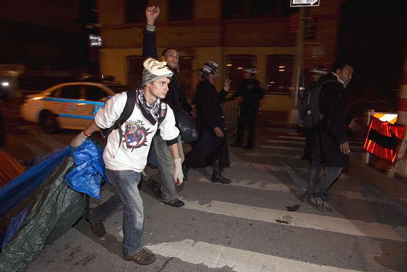 Uno de los miembros de Occupy Wall Street, con una careta de Anonymous