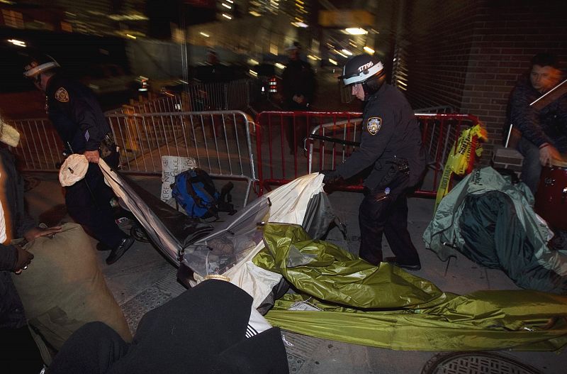 La Policía de Nueva York desmantela las tiendas de los 'indignados' en el parque Zuccotti