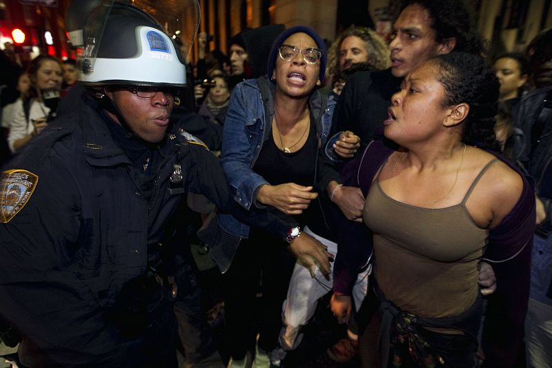 Activistas de Occupy Wall Street en Nueva York se encaran con la Policía tras ser desalojados del parque Zuccotti
