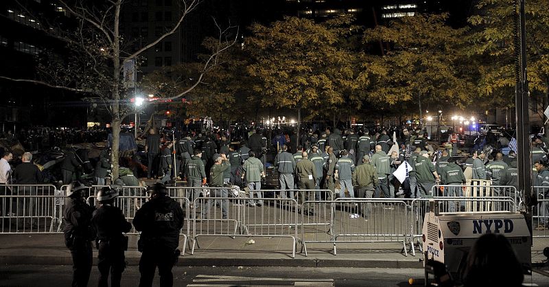 Trabajadores del servicio de limpieza desmantelan el campamento en el parque del centro de Manhattan