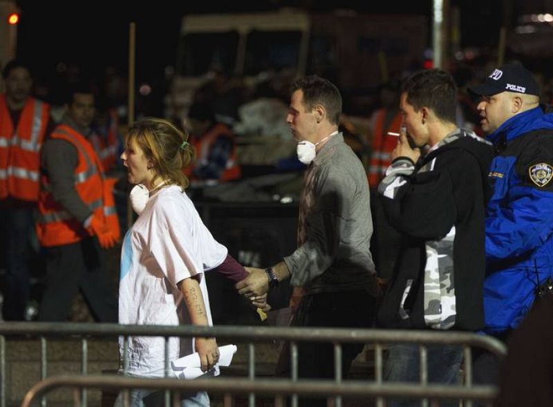 La Policía escolta a una activista en el parque Zuccotti. Durante dos meses, los 'indignados' han acampado en protesta por el sistema económico 