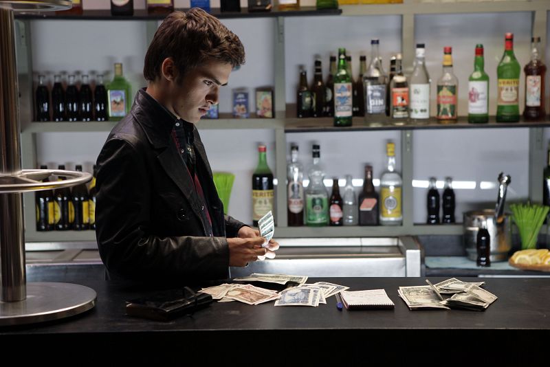 Hace días Carlos tomó la decisión de dejar sus estudios. Ahora les ha dado la noticia a sus padres y, como era de esperar, a Antonio le ha sentado fatal.