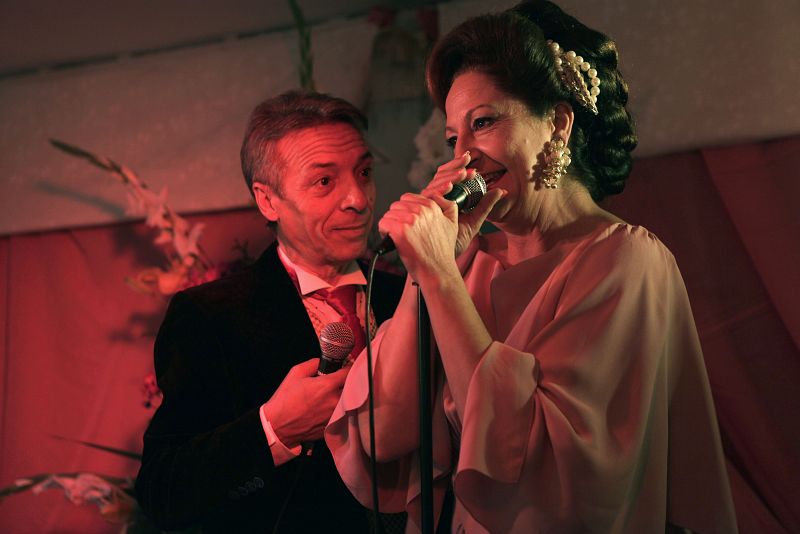 ... Nieves, una de sus mejores amigas, a la que hace años que no ve. La que fuera su socia en Meyni ahora se dedica al mundo del espectáculo. Era su sueño y luchó por hacerlo realidad. Nieves quiere transmitir esta sabiduría a Mercedes, y le anima a