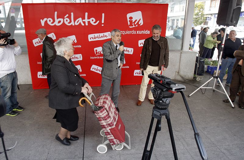 Llamazares responde a preguntas de los ciudadanos en Pola de Siero, Asturias