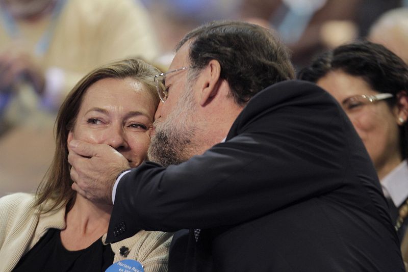 El candidato del PP a la Presidencia del Gobierno, Mariano Rajoy, besa a su mujer, Elvira Fernández, durante un mitin en Vigo.