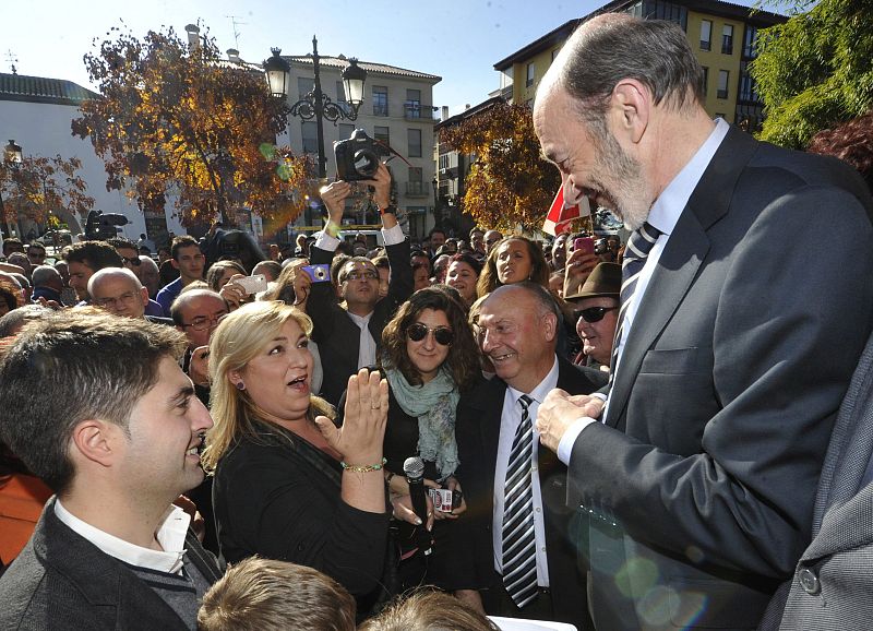 Una mujer le canta una saeta a Rubalcaba en Guadix, Granada