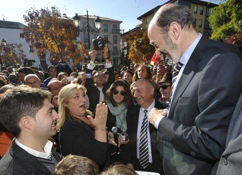 Una mujer le canta una saeta a Rubalcaba en Guadix, Granada