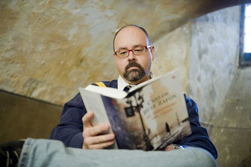 Ruiz Zafon presenta su libro en Página 2bozos del castillo de Montjuïc en Barcelona