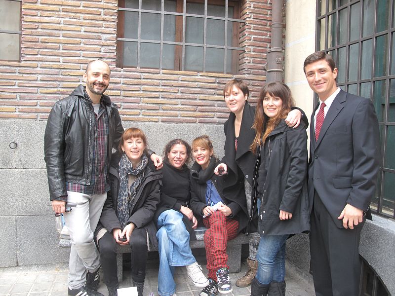 De izquierda a derecha: Ismael De Felipe, Fátima González, Adriana García, Elena Castaño, Gema Márquez, Luisa Pérez, Nacho Diago (actor que interpreta a Gerardo)