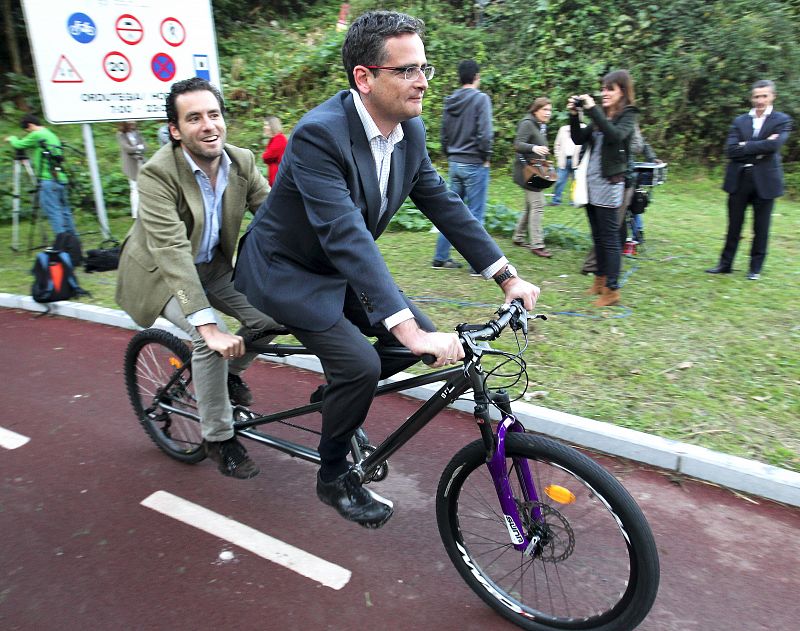 Basagoiti y Borja Sémper "pedaleando" por un carril bici "para salir del túnel"