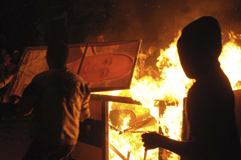 Los manifestantes queman el mobiliario que se encuentran a su pasoTahrir Square in Cairo