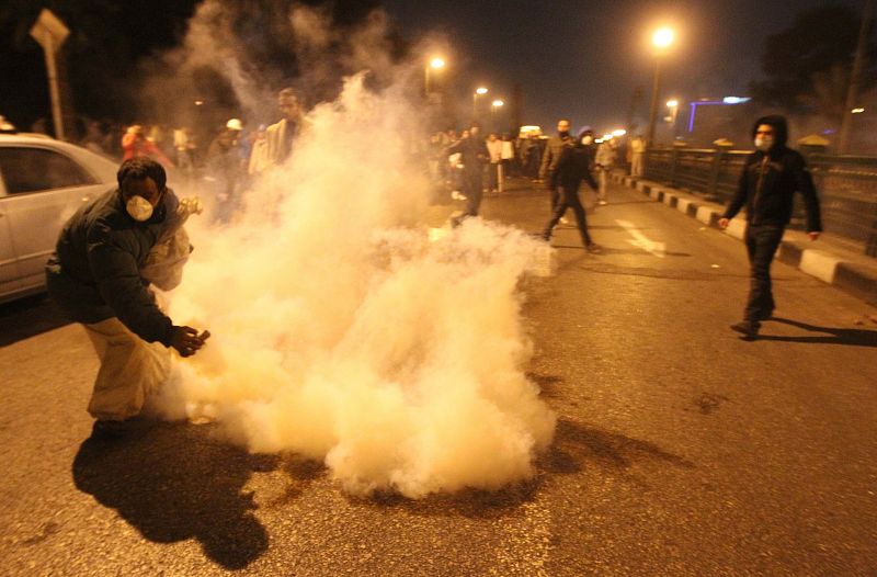 La policía ha respondido a los manifestantes lanzando gases lacrimógenos