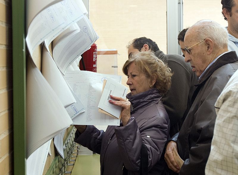 Varios vecinos votan en Zaragoza