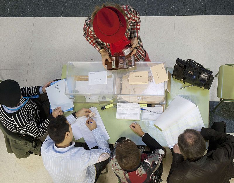 Una mujer vota en un colegio de Burgos