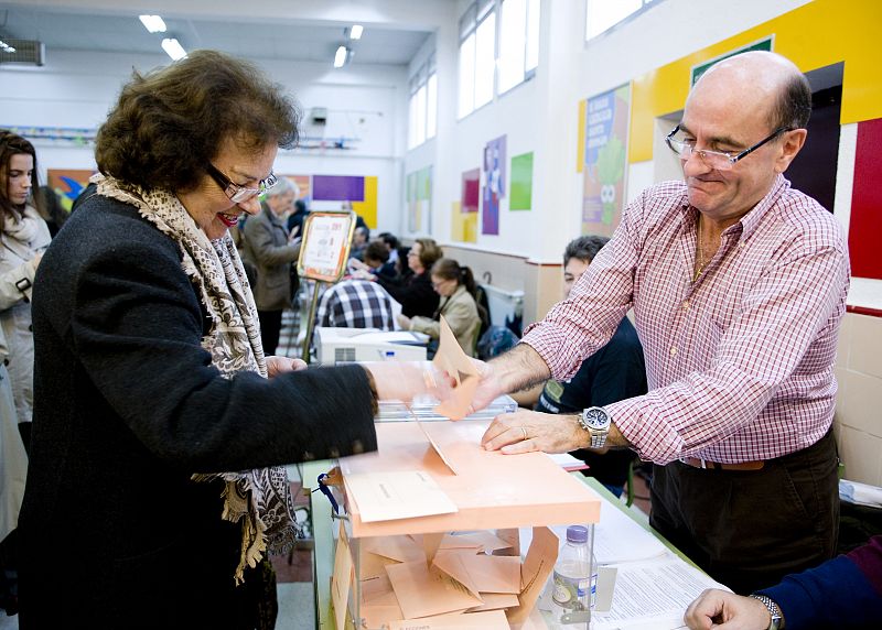 Una señora vota en uno de los colegios electorales