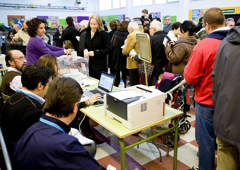 Los colegios electorales, abarrotados a pesar de la lluvia