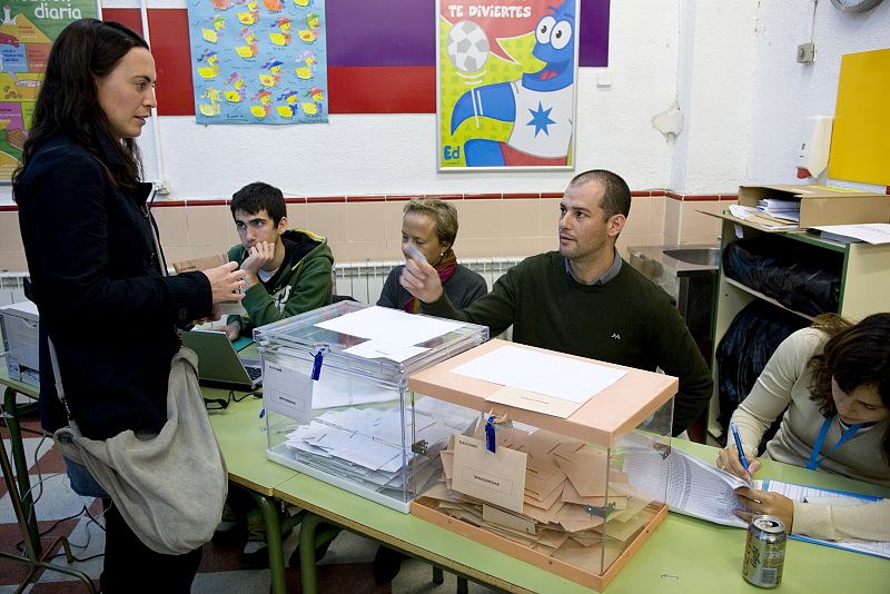 El miembro de una mesa electoral comprueba el DNI de una ciudadana