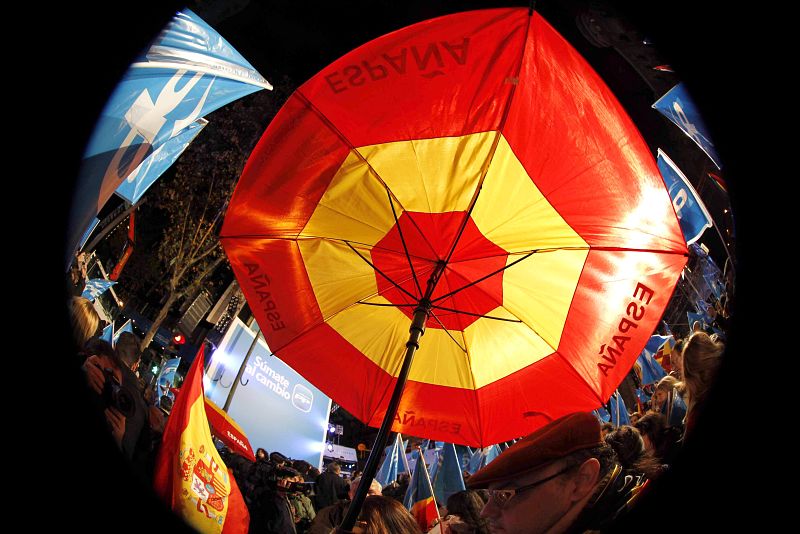 Gran cantidad de simpatizantes se dan cita en la sede del PP en la calle Génova de Madrid.