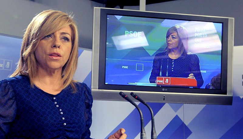 La directora de campaña del PSOE, Elena Valenciano, durante su comparecencia ante los medios tras el cierre de los colegios electorales.
