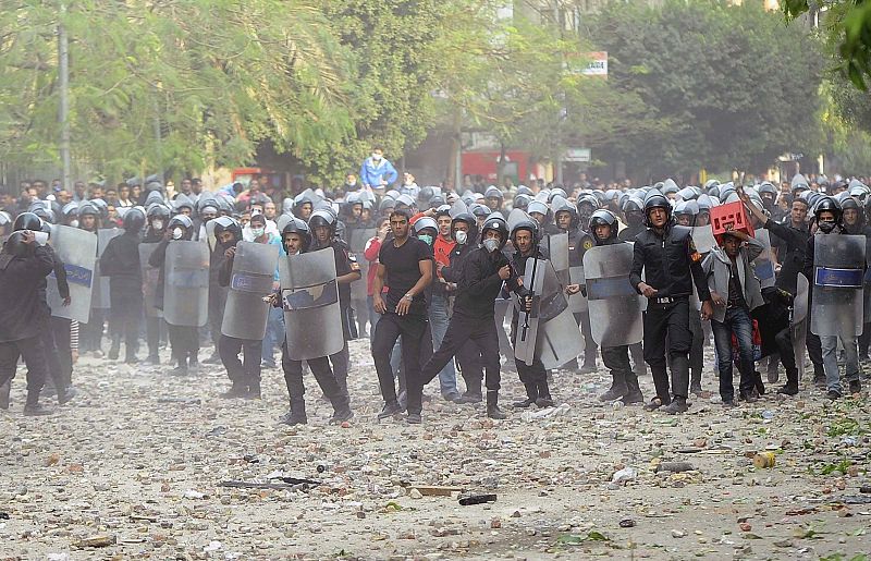 Fuerzas de seguridad egipcias acceden, entre el humo provocado por el gas lacrimógeno, a la Plaza Tahrir durante las protestas contra los manifestantes.