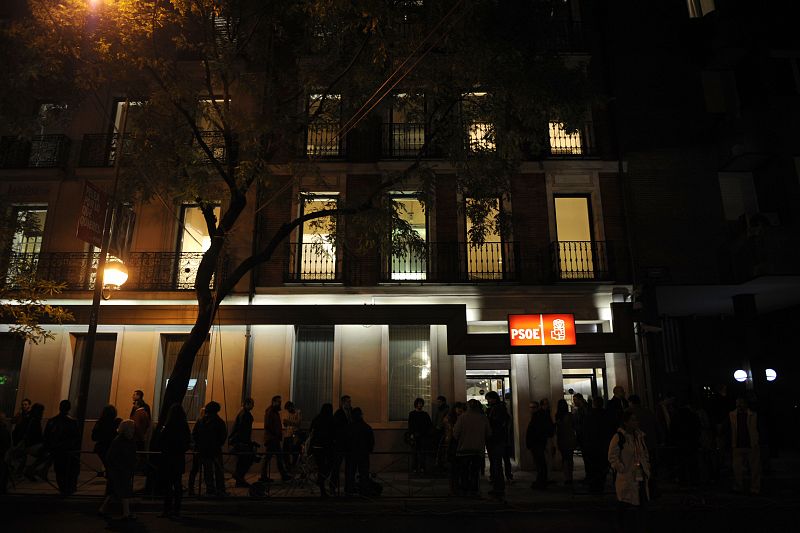 La calle Ferraz, en Madrid, está prácticamente sola. La mayoría de los presentes son periodistas.