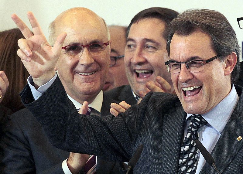 El candidato de CiU al Congreso, Josep Antoni Duran Lleida  y el Presidente de la Generalitat de Catalunya, Artur Mas, durante la comparecencia que han ofrecido esta noche tras coocer los resultados electorales.