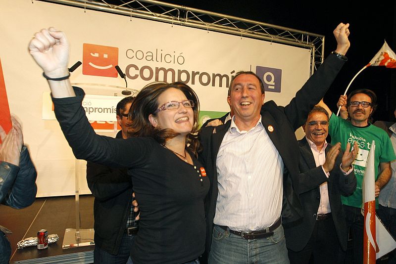 El cabeza de lista al Congreso de la coalición Compromís-Q por Valencia, Joan Baldoví, y la diputada autonómica Mònica Oltra, celebran junto a los simpatizantes los resultados.