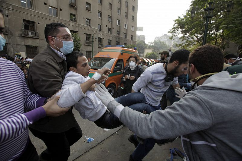 Un manifestante afectado por los gases lacrimógenos es trasladado a un hospital improvisado