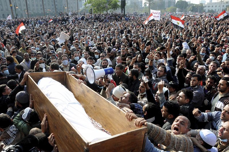 Los manifestantes transportan un ataúd con los restos de otro manifestante que murió durante los los enfrentamientos con las fuerzas de seguridad en El Cairo