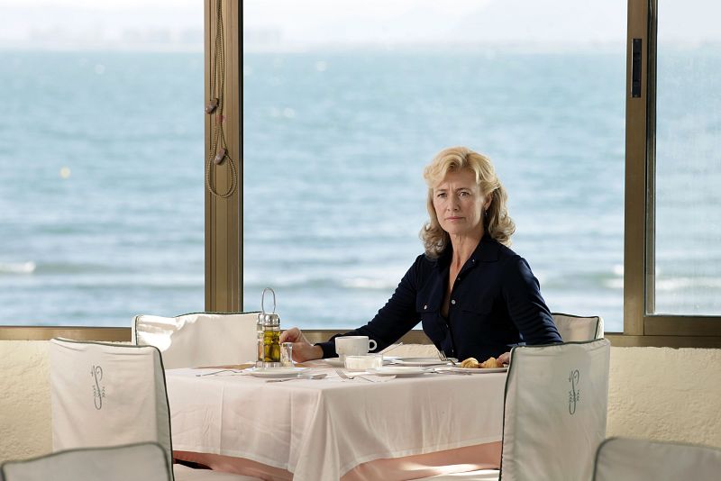 Mercedes continúa en Valencia haciendo negocios inmobiliarios con Tomás.