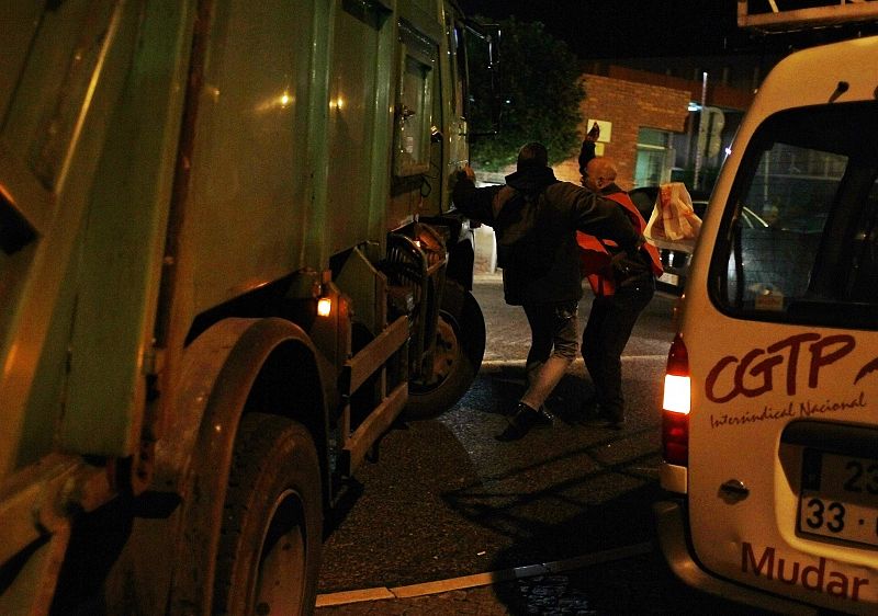 Los piquetes tratan de evitar que un conductor de una empresa de recogida de basuras coja su camión en Lisboa.