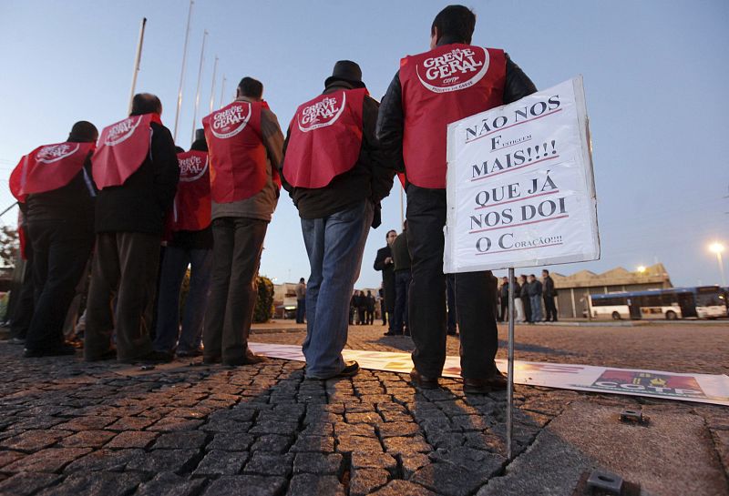Conductores de autobuses de la Sociedad de Transportes Colectivos de Oporto (STCP) se reúnen en la ciudad portuguesa de Oporto, una de las más afectadas por la huelga general.