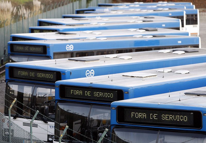 Autobuses fuera de servicio permanecen aparcados en la estación Vía Norte en Oporto.