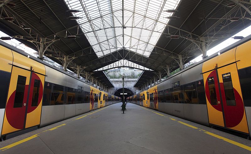 La estación de tren de Sao Bento en Oporto también ha permanecido vacía durante toda la mañana.