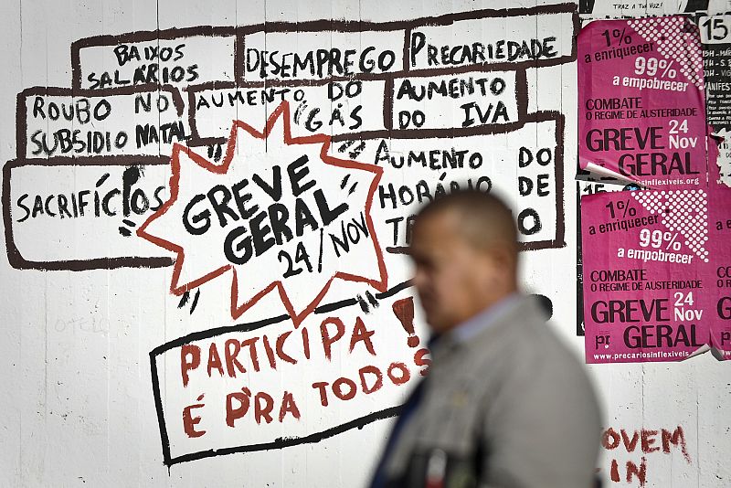 Graffitis que anuncian la huelga general contra el plan de recortes del Gobierno portugués.