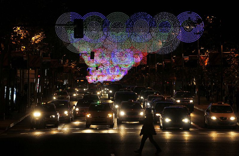 Luces circulares alumbran la Navidad en la calle Serrano