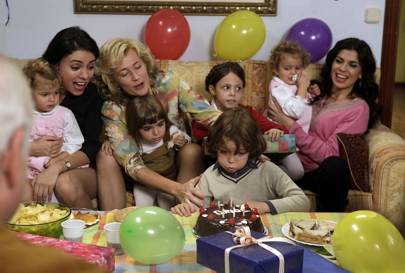 Inés, orgullosa por la confianza que en ella ha depositado su hermano, decide contarle a sus padres que tenía heroína guardada. La confesión tiene lugar durante el cumpleaños de Oriol y Mercedes acaba estallando; está preocupada por su tumor y la má