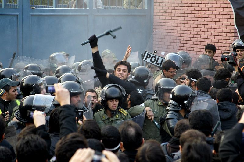 Policías antidisturbios tratan de controlar a los exaltados.