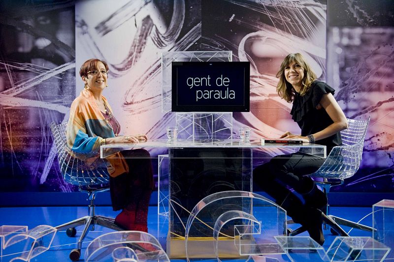 Parlem precisament de com està vivint les revolucions del món àrab, la caiguda i mort de Gadaffi, la política espanyola... analitzem amb ella els resultats del 20-N i en el terreny literari, repassem la seva trajectòria com a novel.lista amb motiu d