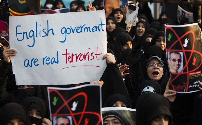 "El Gobierno inglés es el verdadero terrorista" reza la pancarta de uno de los manifestantes.