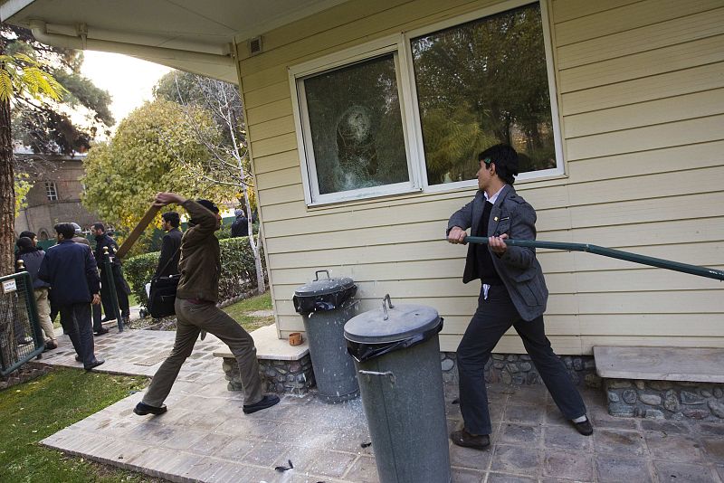 Los asaltantes han roto ventanas y han causado numerosos daños en el mobiliario de la legación diplomática.