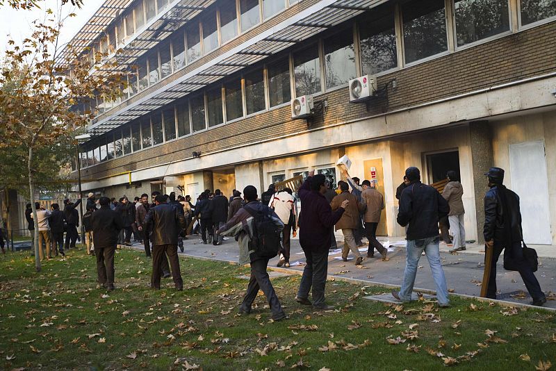 Decenas de manifestantes recorren el interior del recinto de la embajada.