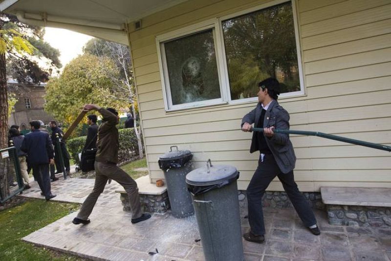 Los asaltantes han roto ventanas y han causado numerosos daños en el mobiliario de la legación diplomática. 